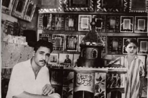 اول مزخرف مرايا في كربلاء السيد هاشم نصرالله وولده امين هاشم نصرالله سنه 1958 -