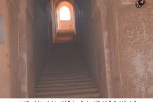 السلم الممؤدي الى الطابق الثاني ويقع الى يسار الداخل من ايوان بوابة قصر الاخيضر -