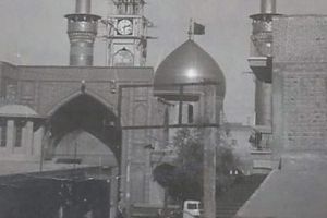 باب قبلة الامام الحسين عليه السلام في الستينيات ويظهر مرقد الشاعر فضولي البغدادي -