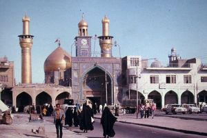 باب قبلة الامام الحسين عليه السلام في الثمانينيات - اعلام مركز تراث كربلاء