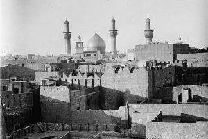 الروضة الحسينية  سنة 1922 وتظهر فيها منارة العبد - اعلام مركز تراث كربلاء