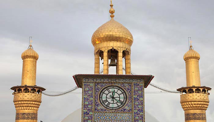 بُرجُ السَّاعةِ في العَتَبةِ الحُسَينيّةِ المُقدَّسَة مَعلَمٌ ما زالَ يُحافِظ على هويتِهِ