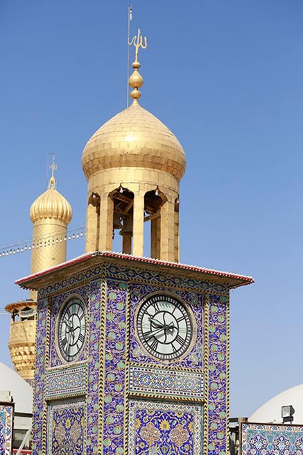 بُرجُ السَّاعةِ في العَتَبةِ الحُسَينيّةِ المُقدَّسَة مَعلَمٌ ما زالَ يُحافِظ على هويتِهِ