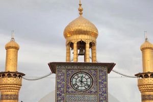 بُرجُ السَّاعةِ في العَتَبةِ الحُسَينيّةِ المُقدَّسَة مَعلَمٌ ما زالَ يُحافِظ على هويتِهِ