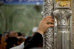 تتمسك الايدي في الضريح.. وتتشبث القلوب بالإيمان